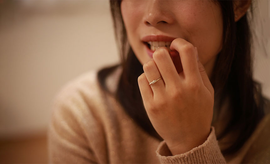 morderte las uñas